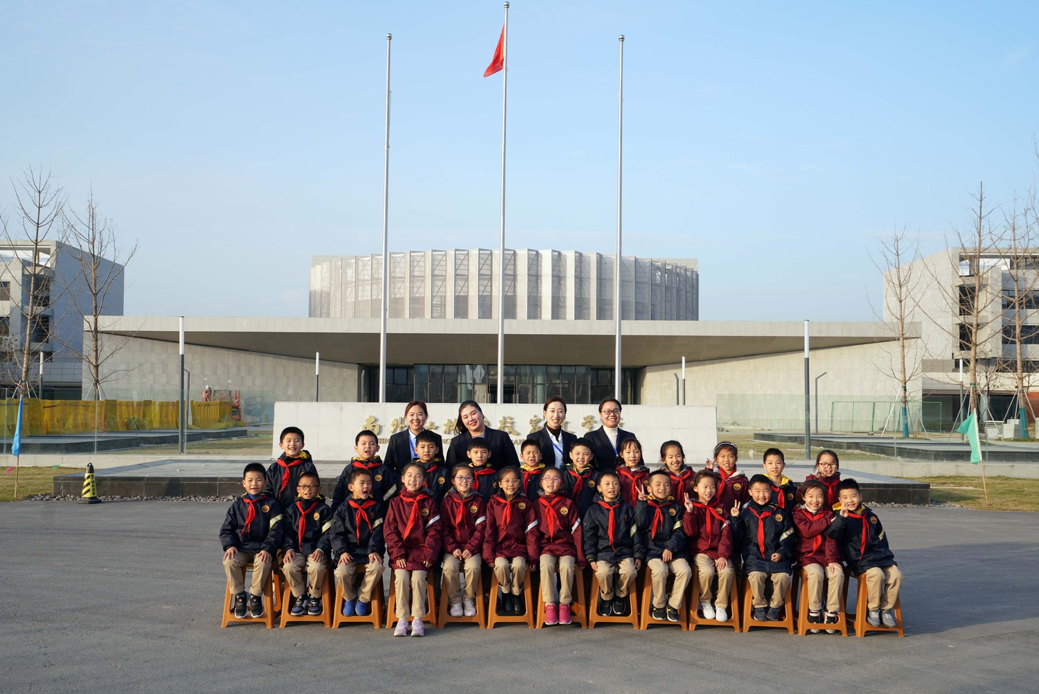 学校组织各班拍摄"全家福" - 南外仙林分校宿迁学校