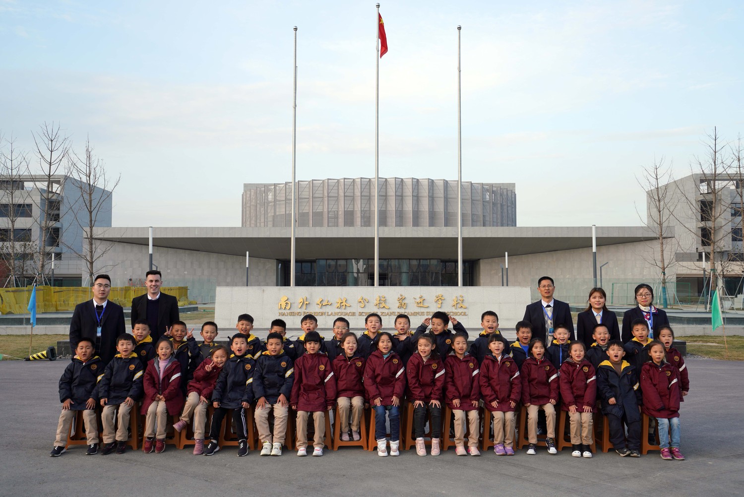 学校组织各班拍摄"全家福" - 南京外国语学校宿迁分校